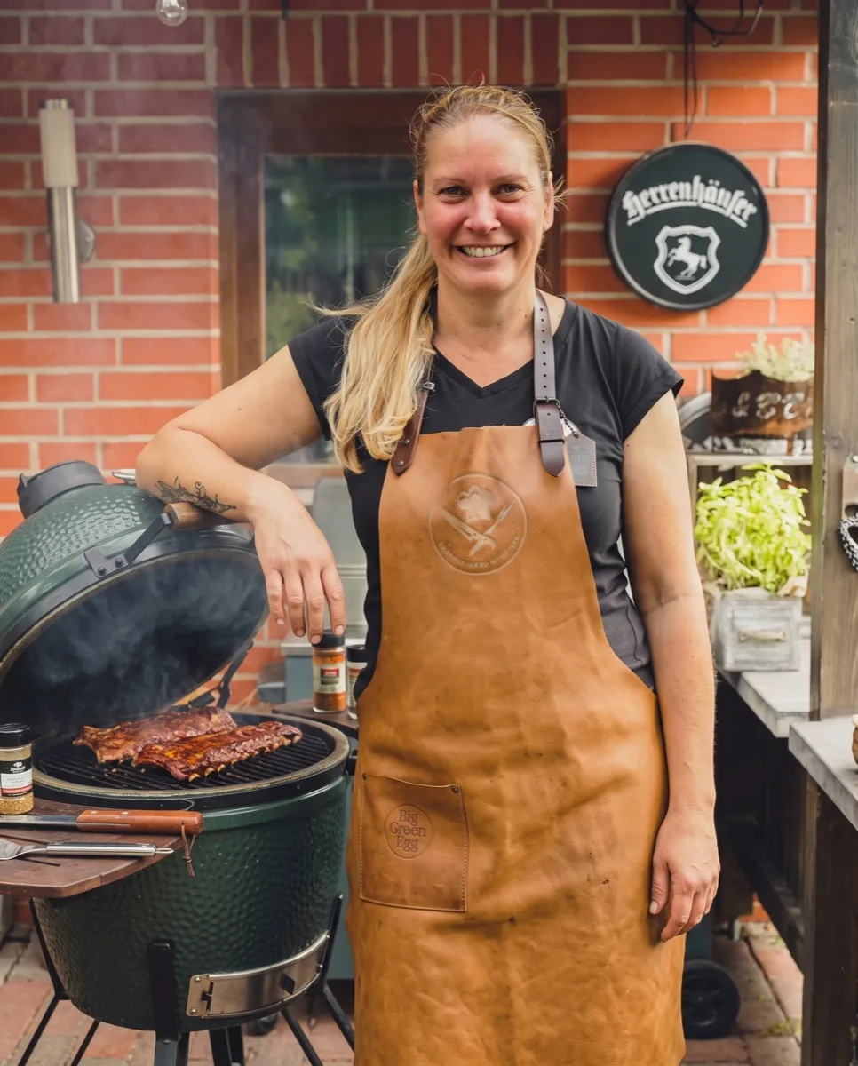 Tina am Kamado-Grill mit offener Flamme