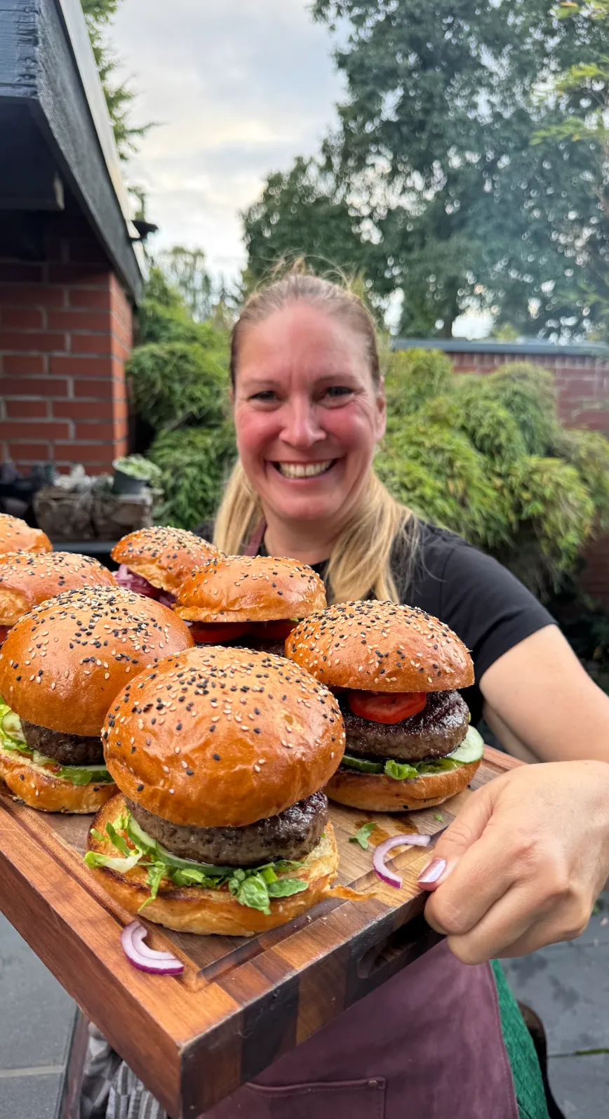 Tina grillt bei einem privaten Grillkurs im Garten