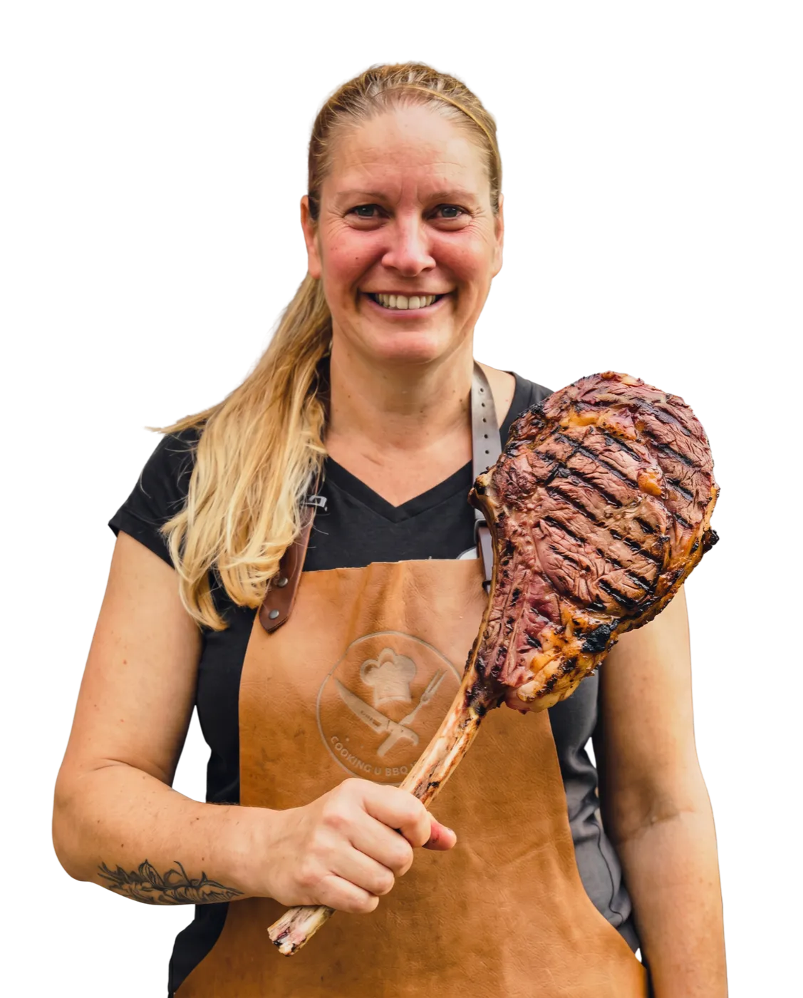 BBQ Tina mit einem gegrillten Tomahawk-Steak in der Hand