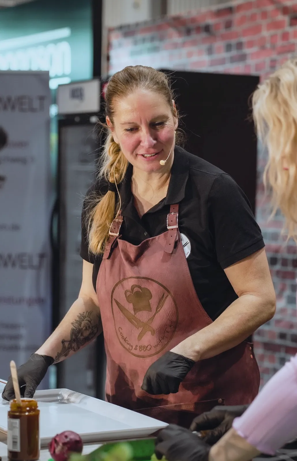 Tina beim Livecooking vor Publikum auf einer Messe