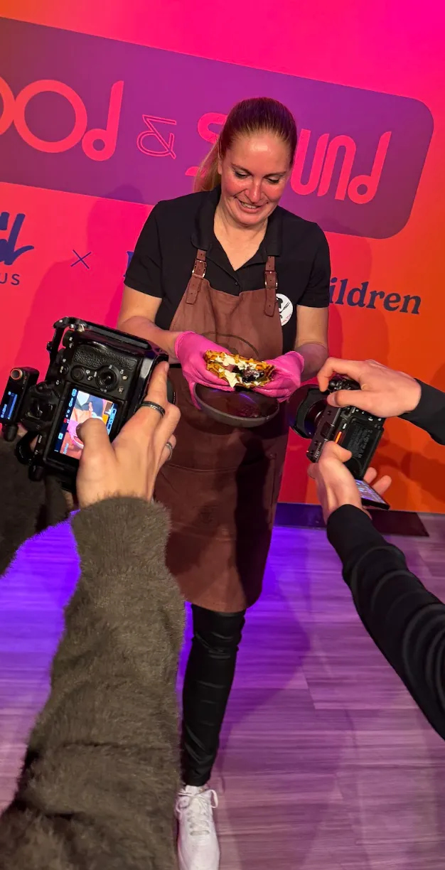 Tina bei einem TV-Dreh am Grill